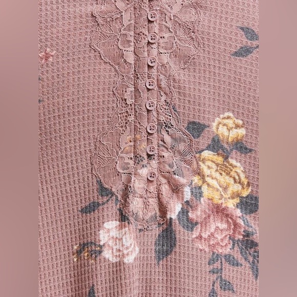 💙Torrid Lacy Floral Henley NWT - Picture 4 of 8